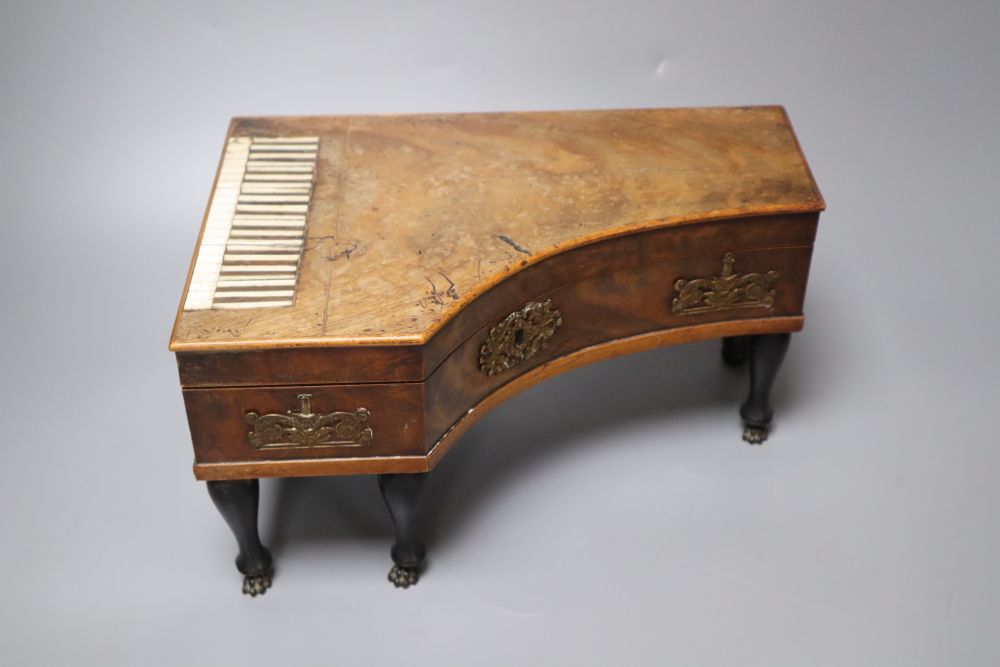 An early 19th century French mahogany pianoforte necessaire case, 29 x 19cm